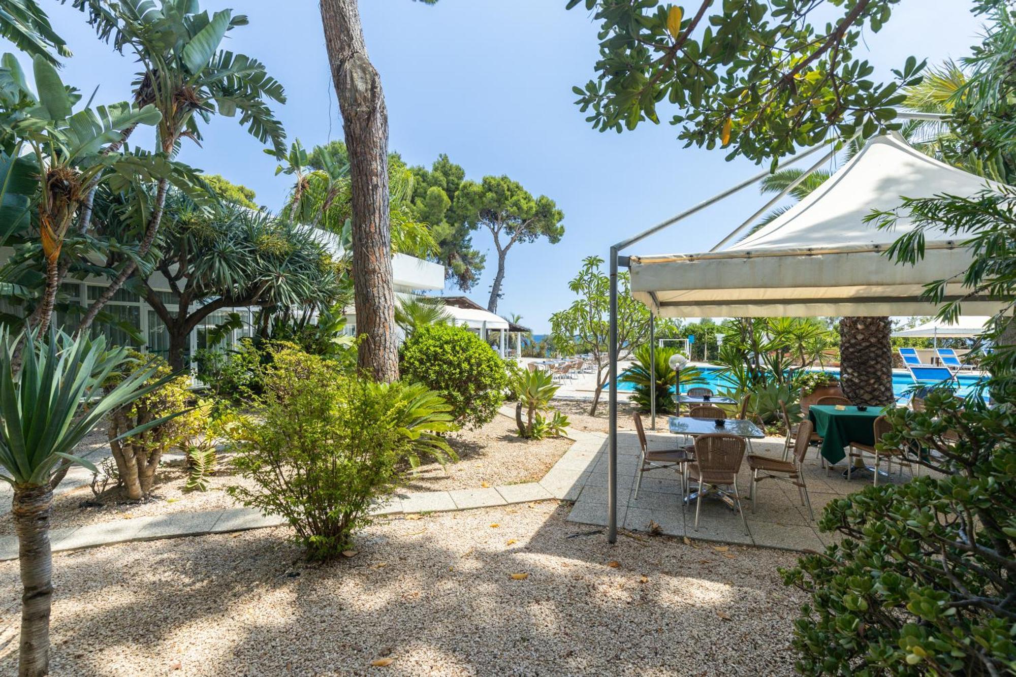 Abamar Hotel Santa Margherita di Pula Exterior photo